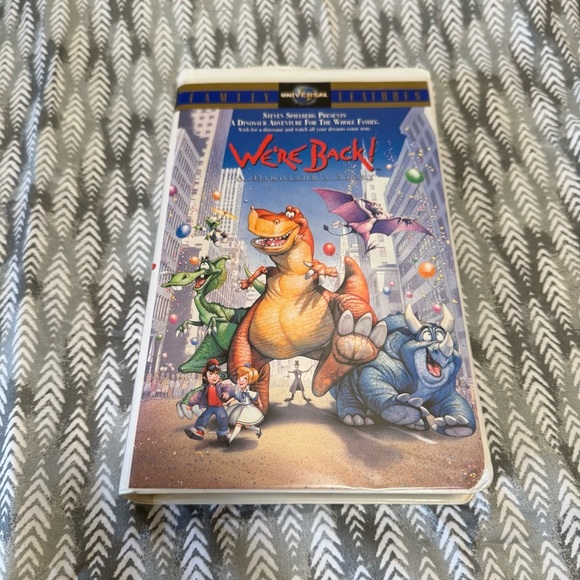 We're Back! A Dinosaur's Story VHS - Picture 1 of 4